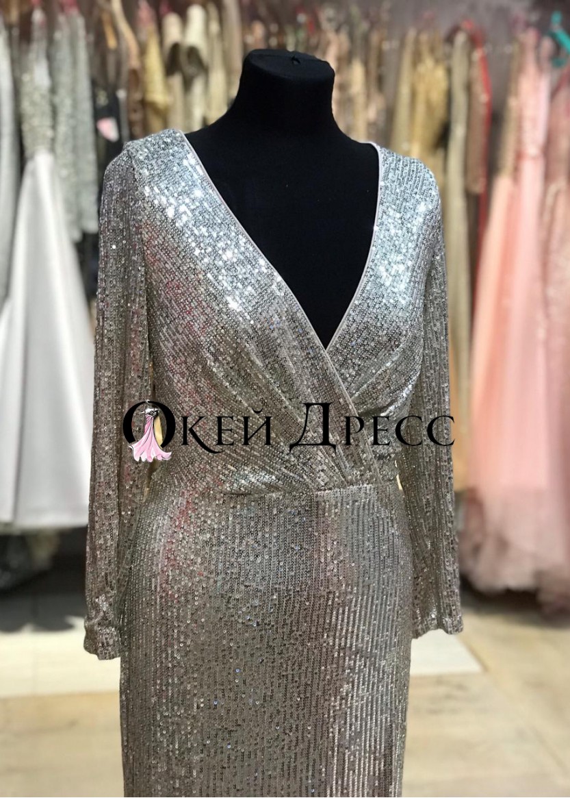 Серебрянное длинное облегающее платье с рукавами и разрезом купить или напрокат салоне Окей Дресс 