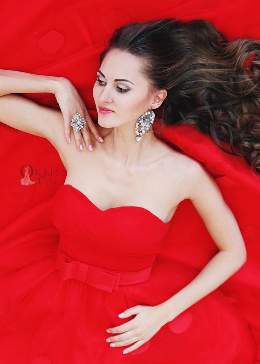 Вечернее платье с огромным шлейфом красного цвета. Салон платьев в Краснодаре