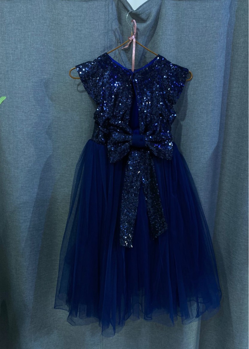 Синее детское платье с пайетками и бантом