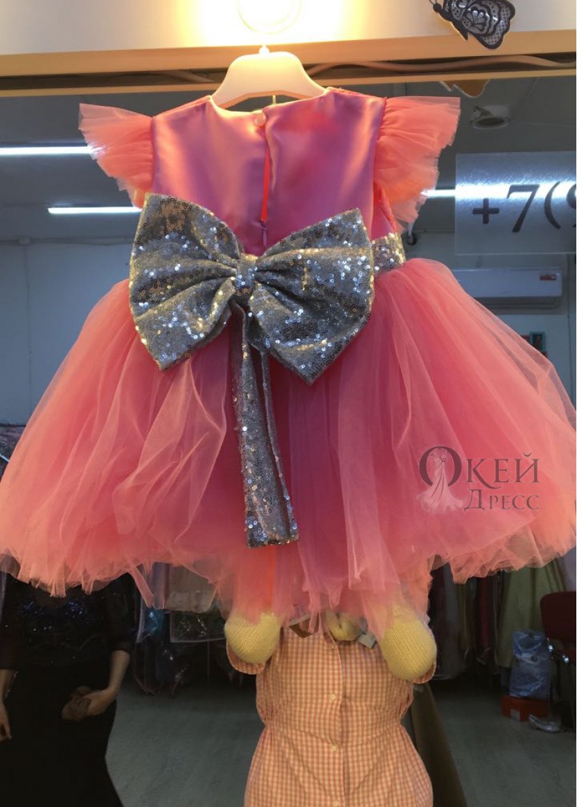 Розовое пышное детское платье с серебряным бантом