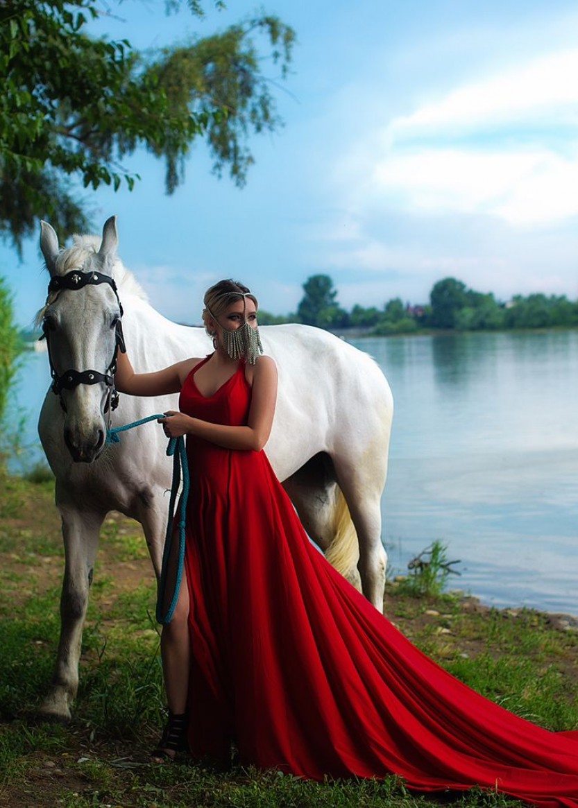 Платье с большим огромным шлейфом напрокат Краснодар