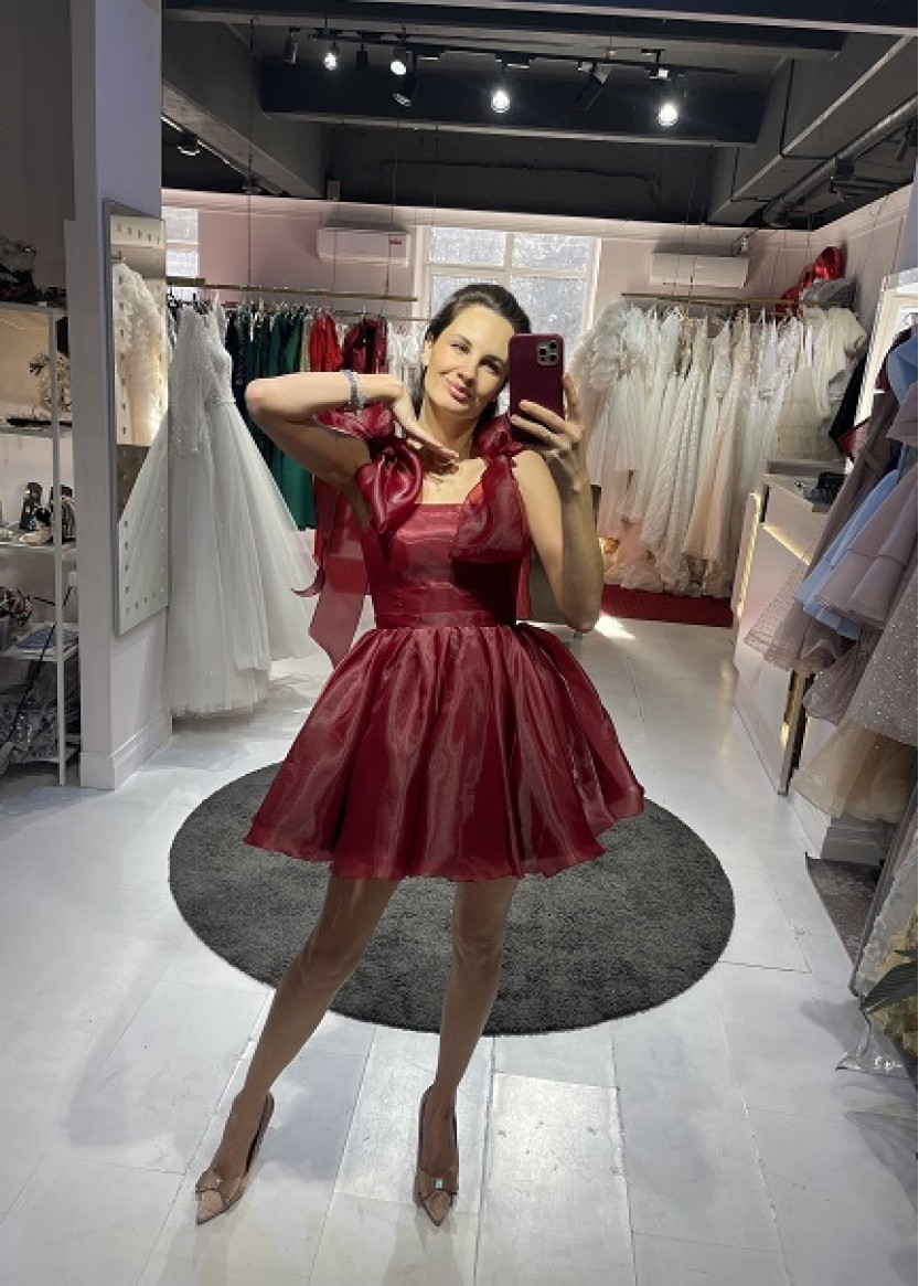 Короткое выпускное платье бордового цвета