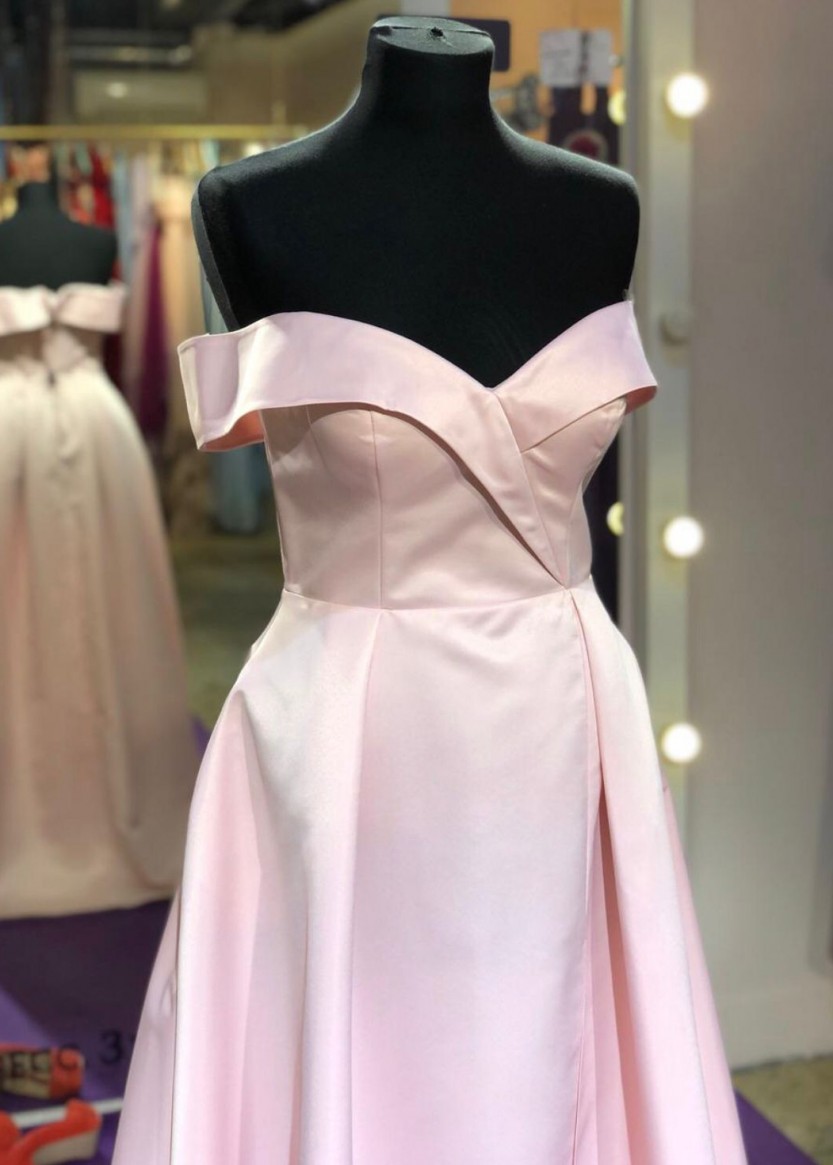 Розовое платье со спущенными плечами напрокат в Краснодаре