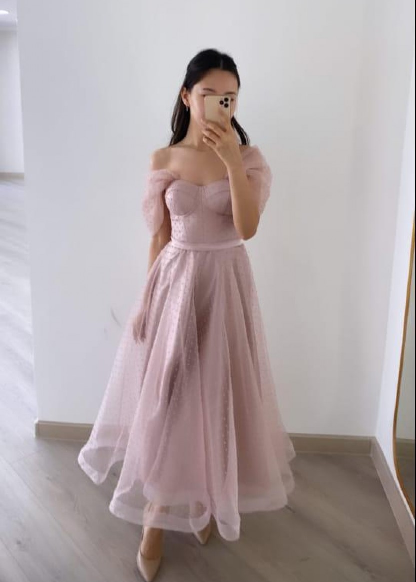 Розовое платье миди корсетное с спущенными плечами