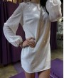 Белое короткое платье с рукавом с пайетками
