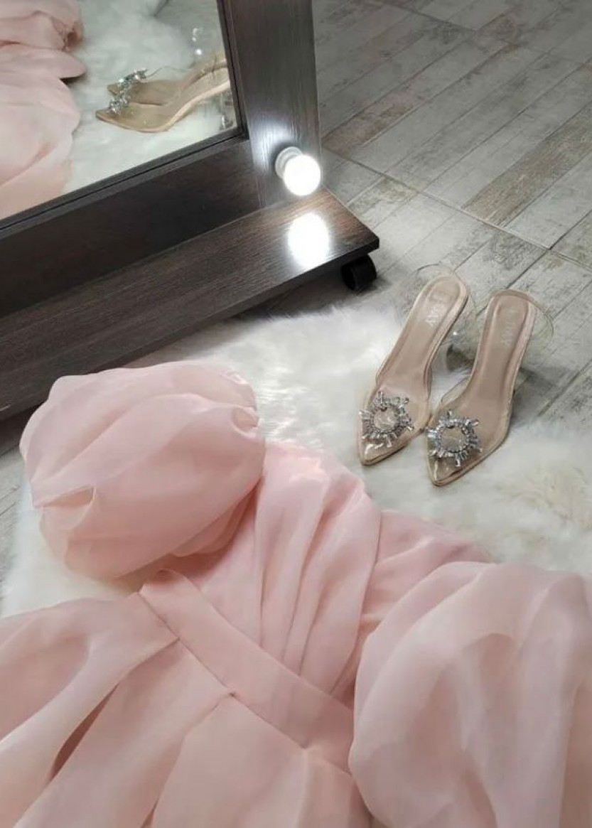 Розовое платье миди с воланами напрокат