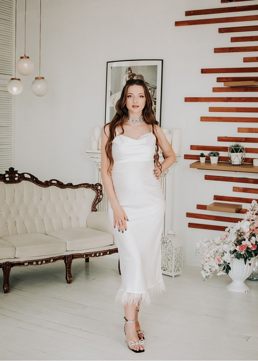 Белое платье-комбинация длины миди напрокат в Краснодаре