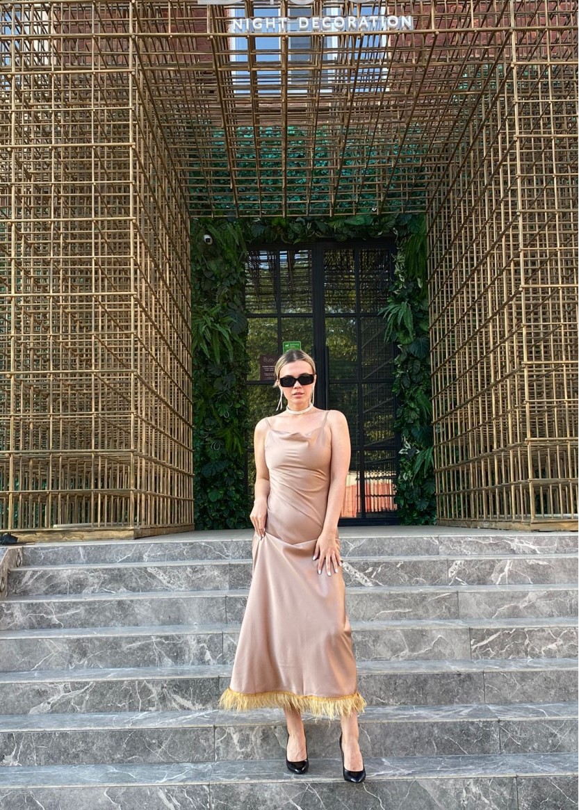 Золотое платье-комбинация длины миди напрокат в Краснодаре