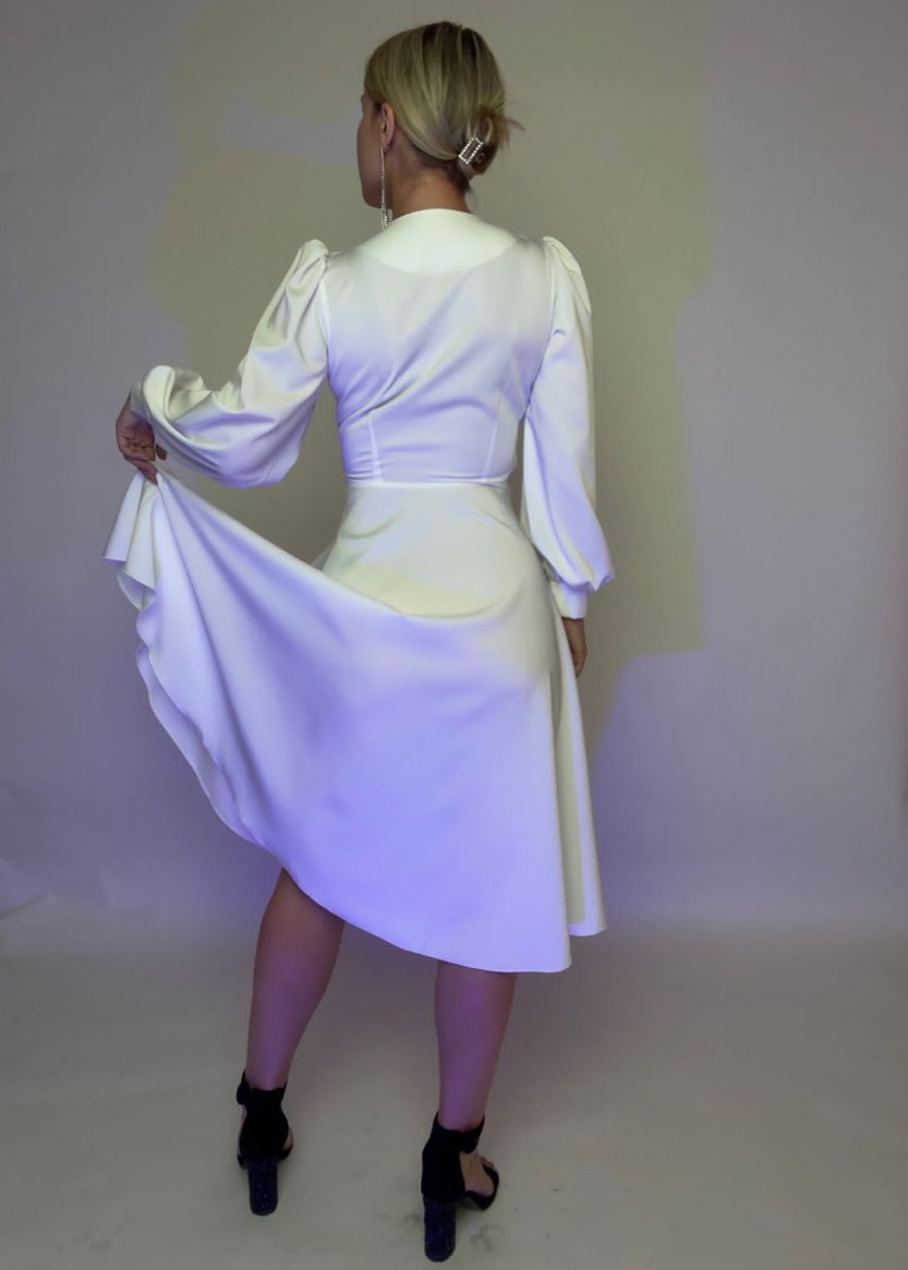 Белое простое короткое шелковое платье с рукавом напрокат 