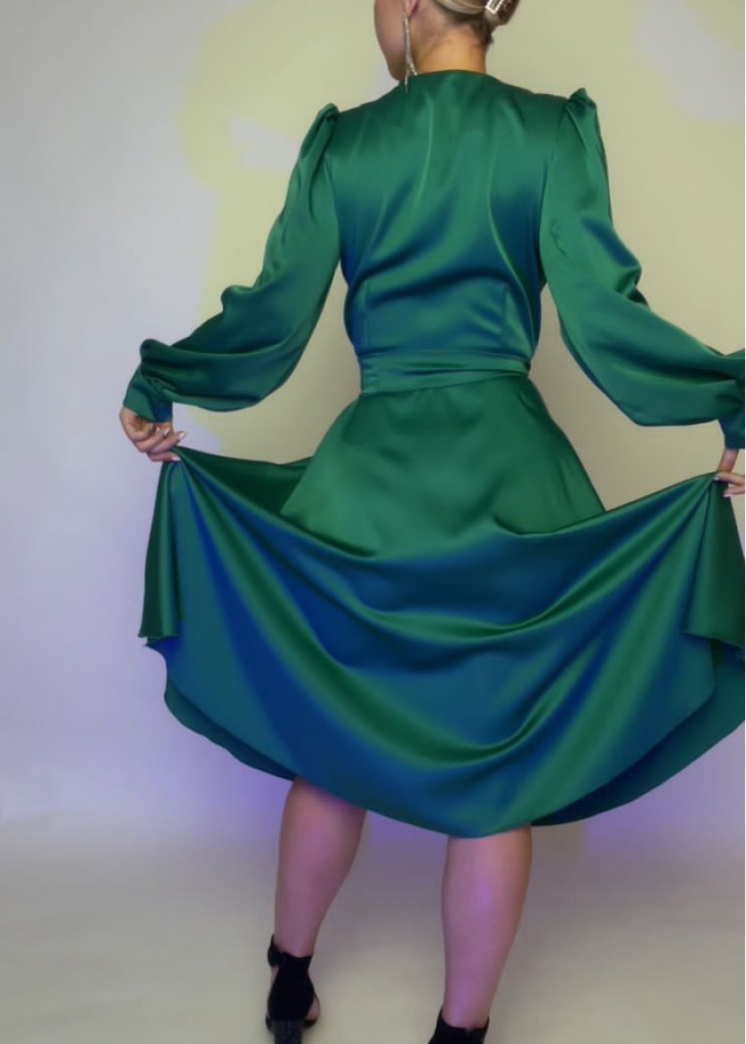 Зеленое простое короткое шелковое платье с рукавами в аренду