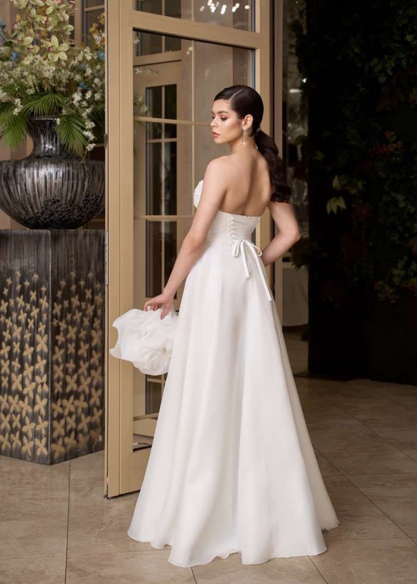 Белое свадебное простое платье с рукавами напрокат с воланами