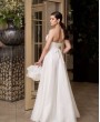 Белое свадебное простое платье с рукавами напрокат с воланами