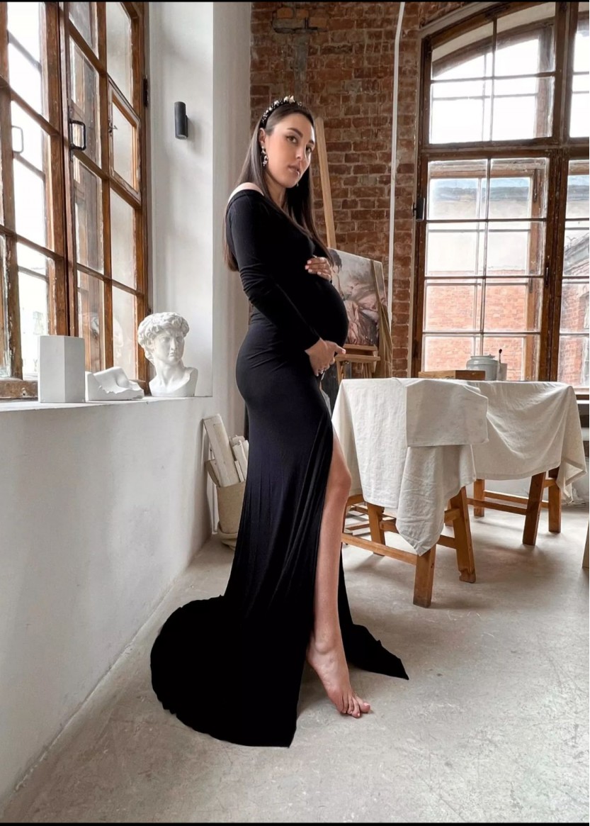 Черное облегающее платье с рукавами, декольте и разрезом в Краснодаре