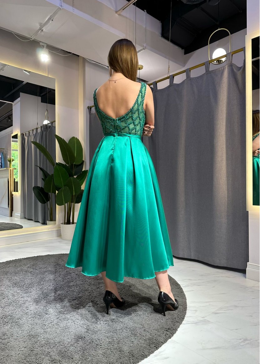 Красивое зеленое платье ниже колена недорого купить или напрокат