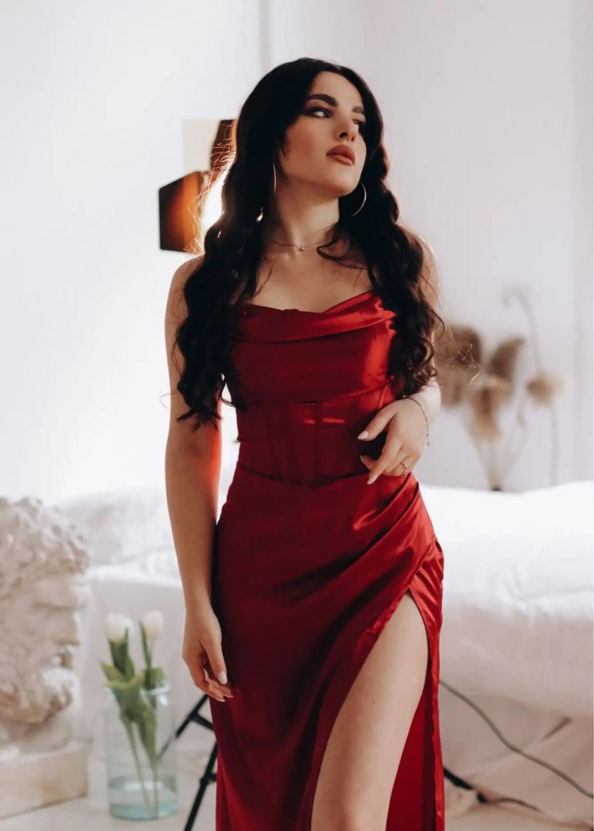 Красное длинное платье с корсетом и разрезом