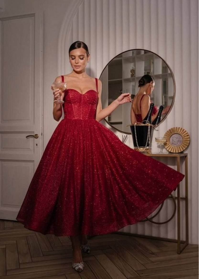 Красное блестящее короткое миди платье напрокат на выпускной в Краснодаре в салоне Окей Дресс