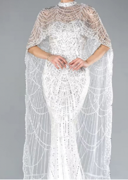 Облегающее белое платье рыбка блестящее с бусами