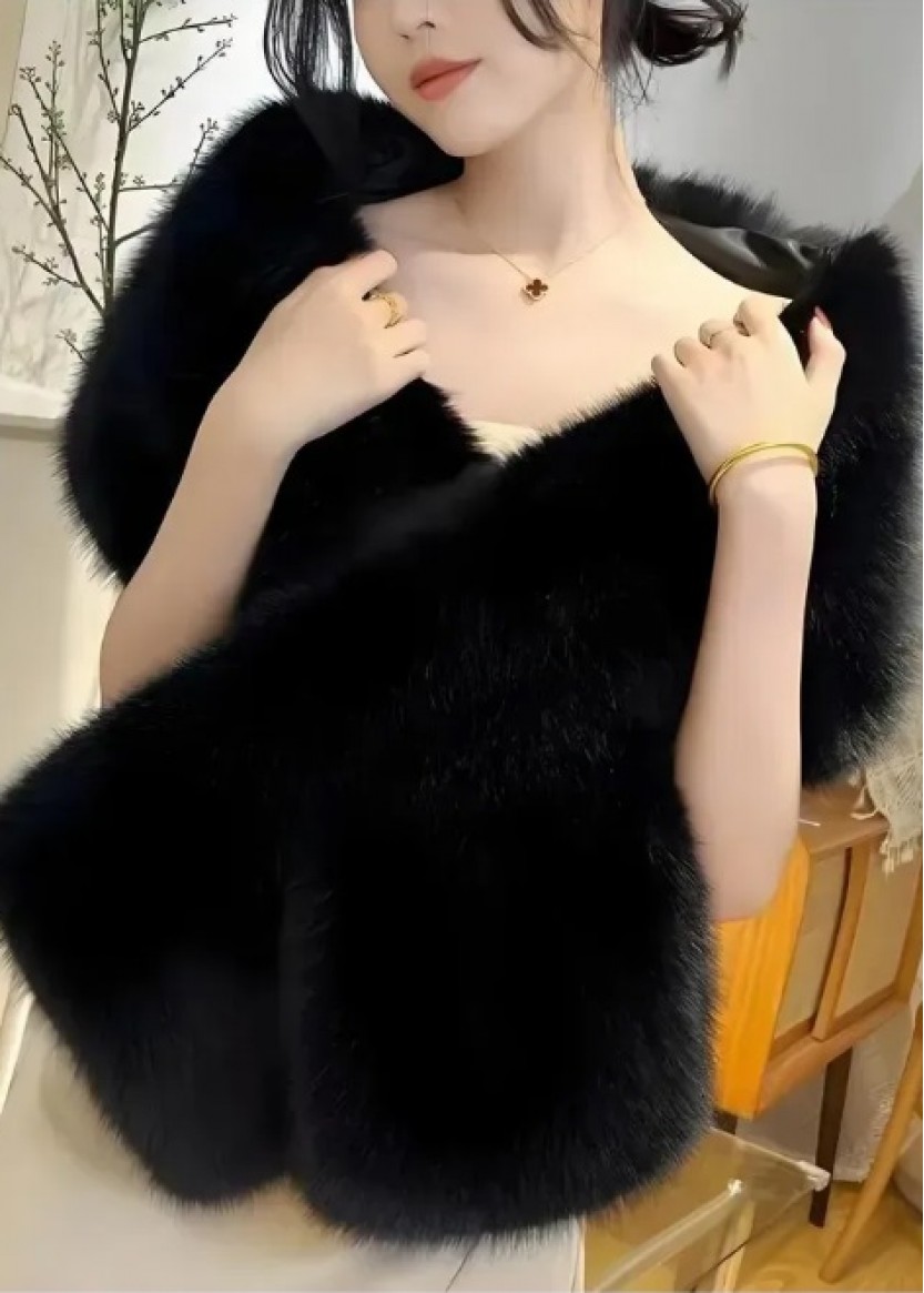 Шарф-накидка с мехом напрокат — главный тренд 2026