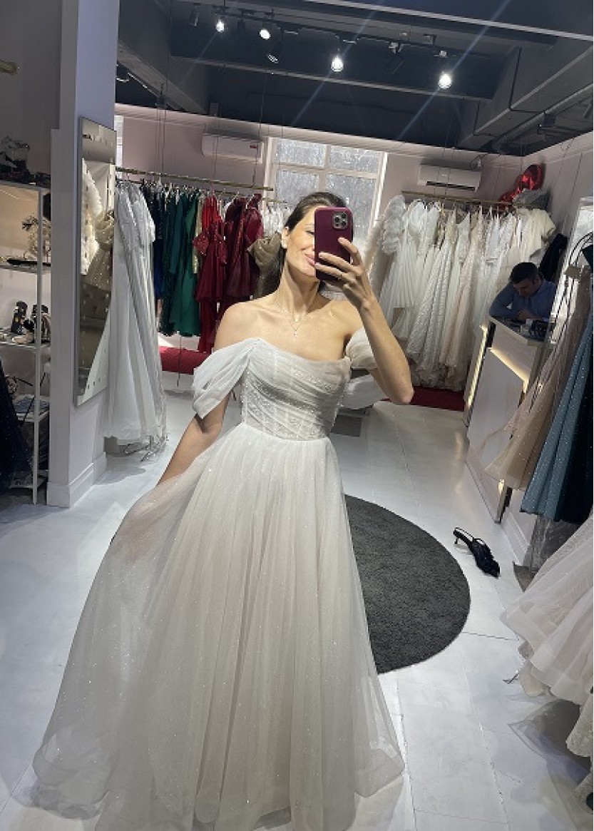 Свадебное платье с расшитым блестящим верхом