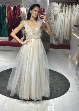 Свадебное платье напрокат с перьями | Расклешенное к низу длинное в пол | А-силуэт с декором Свадебное платье напрокат с перьями | Расклешенное к низу длинное в пол | А-силуэт с декором