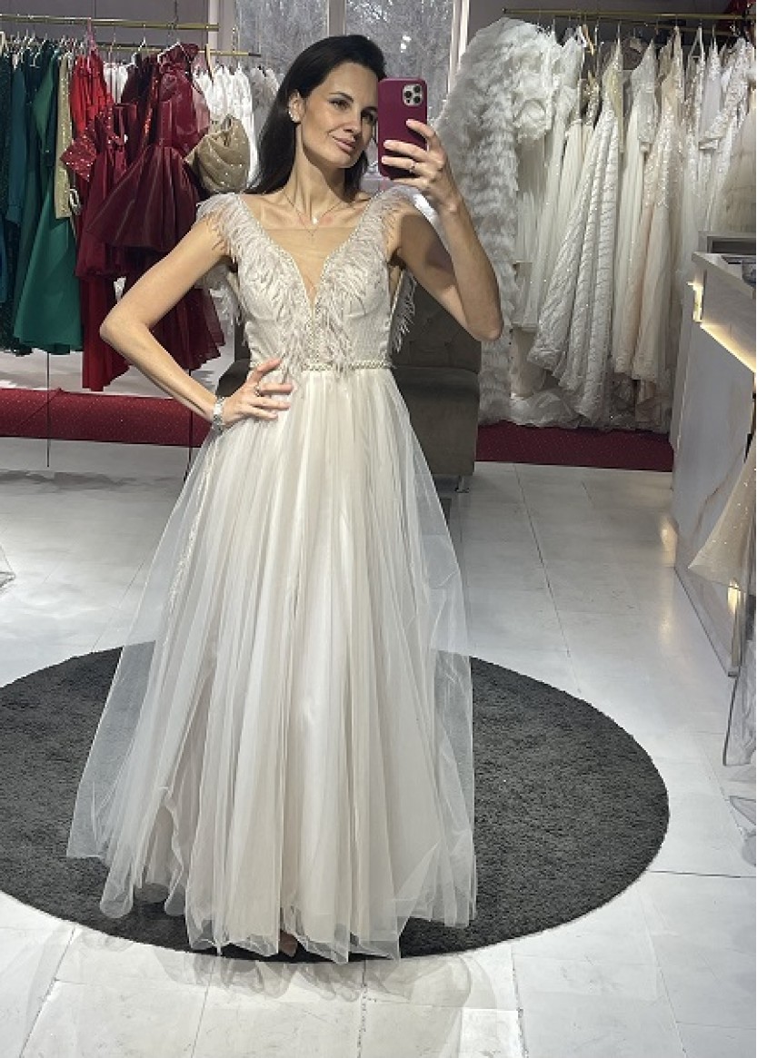 Свадебное платье с перьями расклешенное в пол