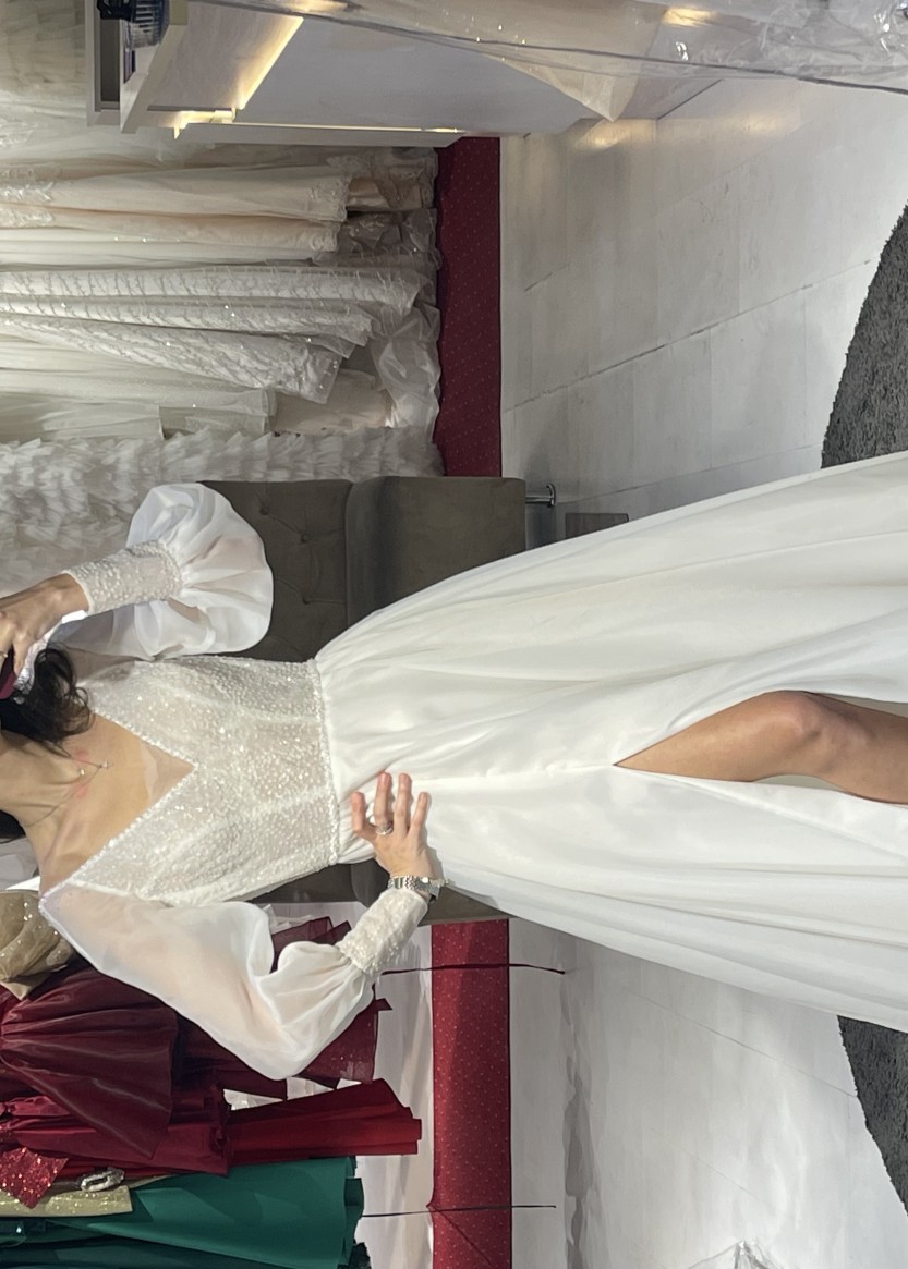 Свадебное платье с рукавами и расшитым блестящим верхом