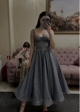 Глиттерное платье миди серого цвета графит на выпускной 2026 напрокат | Мерцающее платье с блестками Глиттерное платье миди серого цвета графит на выпускной 2026 напрокат | Мерцающее платье с блестками