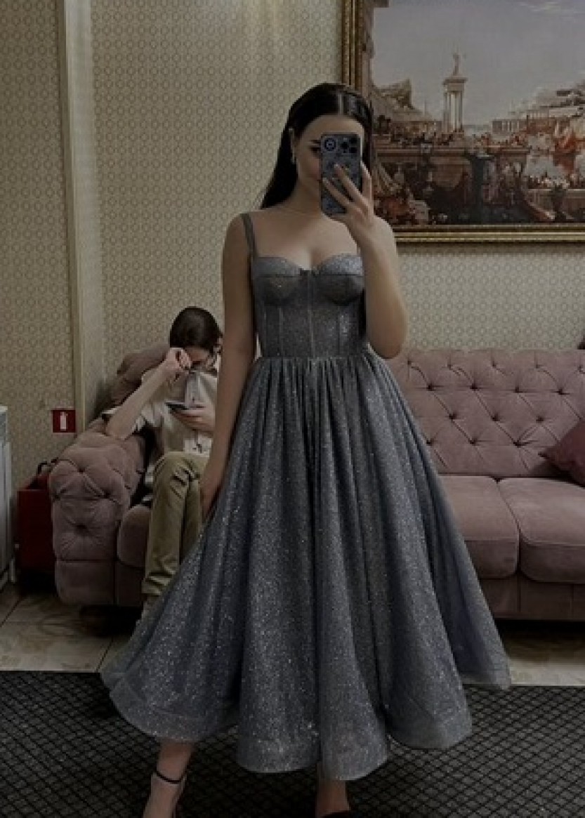 Глиттерное платье миди серого цвета графит на выпускной 2026