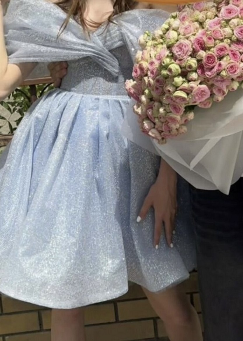 Блестящее короткое платье с глиттером и объемными плечами