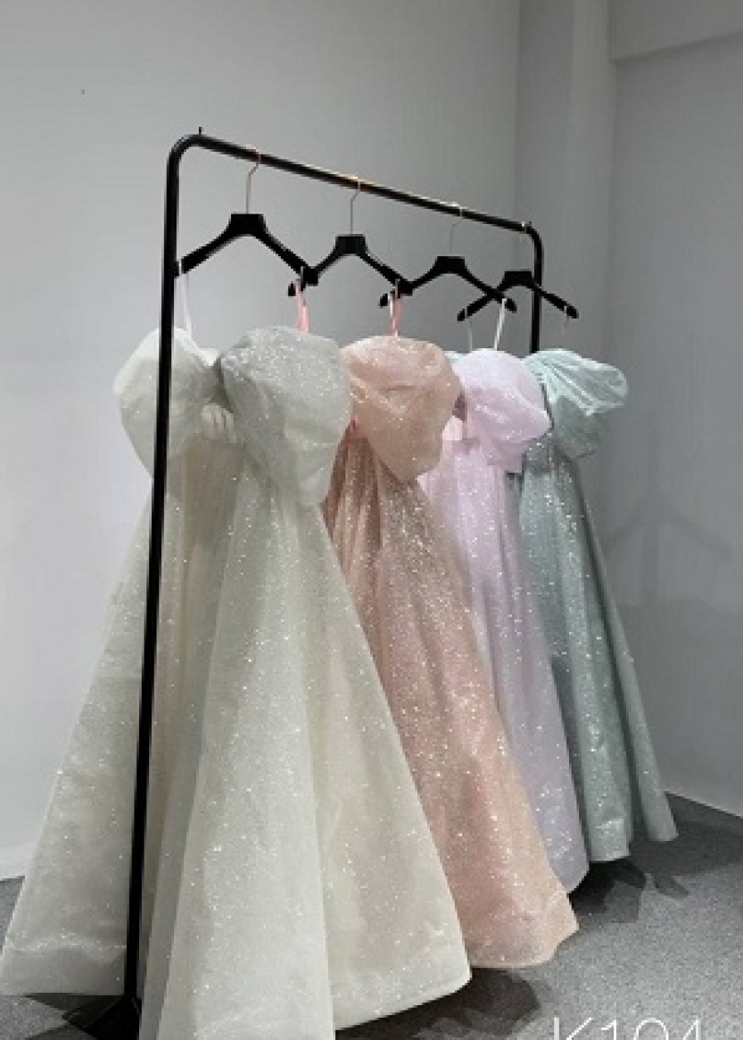 Блестящее длинное платье в пол с объемными плечами