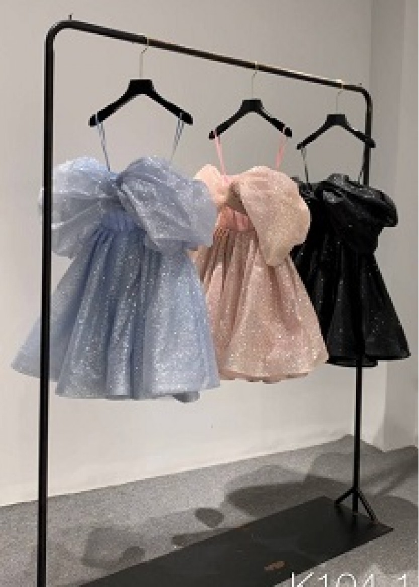 Блестящее короткое платье с глиттером и объемными плечами