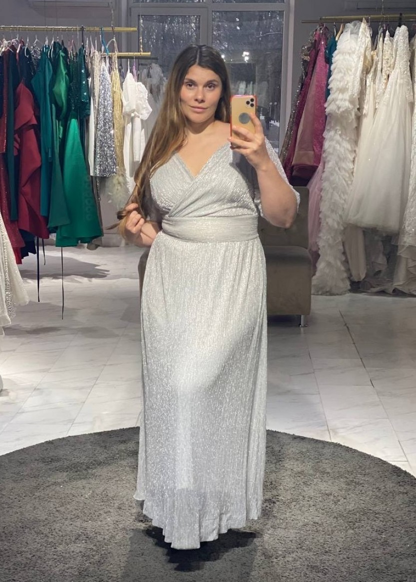 Серебряное вечернее платье большого размера напрокат в Краснодаре в салоне Окей Дресс