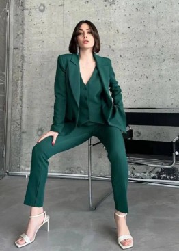 Зеленый женский брючный костюм напрокат в Краснодаре — аренда в салоне Окей Дресс Зеленый женский брючный костюм напрокат в Краснодаре — аренда в салоне Окей Дресс