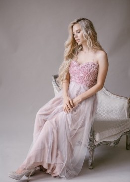 Платье для беременных розовое с цветочными аппликациями наверху | Романтичный образ для будущей мамы Платье для беременных розовое с цветочными аппликациями наверху | Романтичный образ для будущей мамы