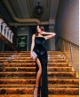 Аренда бархатного платья без бретелек с высоким разрезом на вечер
