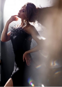 Шантель Черное 1023XL56 вечернее платье с перьями разрезом купить или напрокат